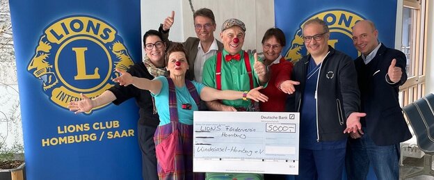 Bei der Spendenübergabe