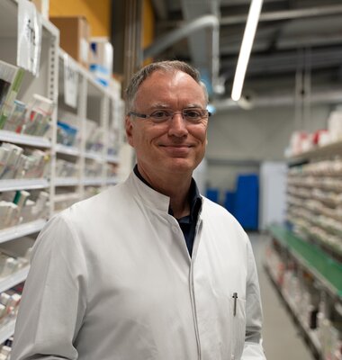 Dr. Manfred Haber, Direktor der UKS-Klinikapotheke 