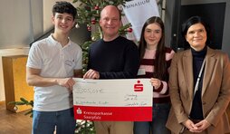 Gruppenfoto bei der Spenden&uuml;bergabe