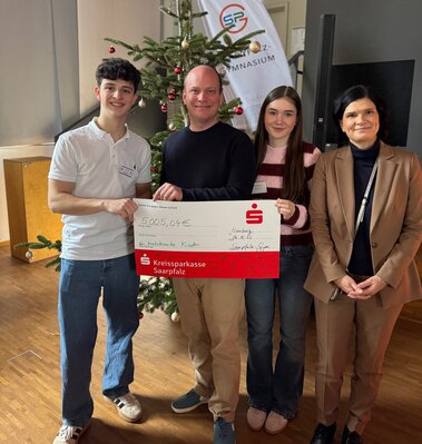 Gruppenfoto bei der Spenden&uuml;bergabe