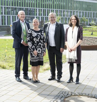 Festakt Gruppenfoto vor IMED