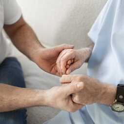 Parkinsonpatient h&auml;lt Hand einer Angeh&ouml;rigen