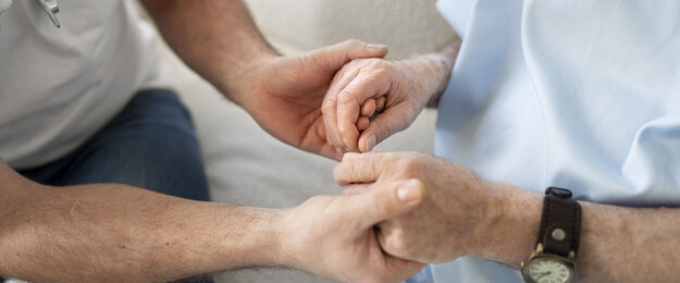 Parkinsonpatient h&auml;lt Hand einer Angeh&ouml;rigen