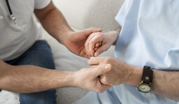 Parkinsonpatient h&auml;lt Hand einer Angeh&ouml;rigen