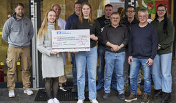 Gruppenfoto von der Spenden&uuml;bergabe