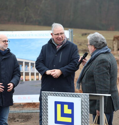 Drei M&auml;nner unterhalten sich beim Spatenstich