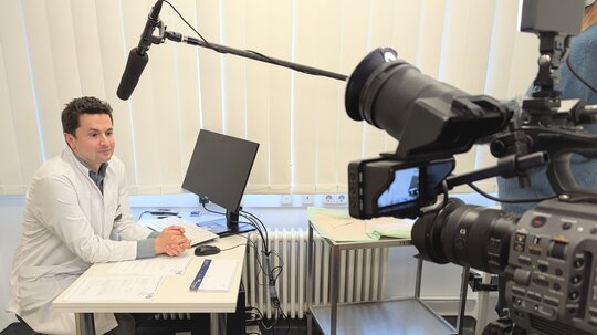 Arzt beim Fernsehinterview
