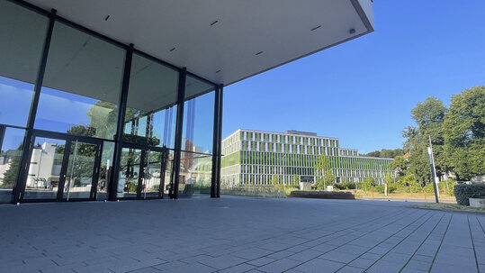 Vorplatz des H&ouml;rsaalgeb&auml;udes mit der IMED im Hintergrund